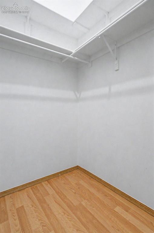 Image 19 of 25: Closet