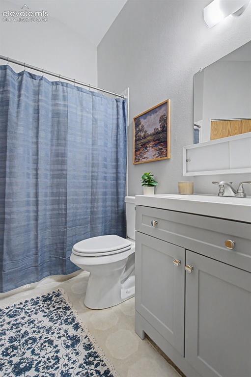 Image 22 of 25: Bathroom