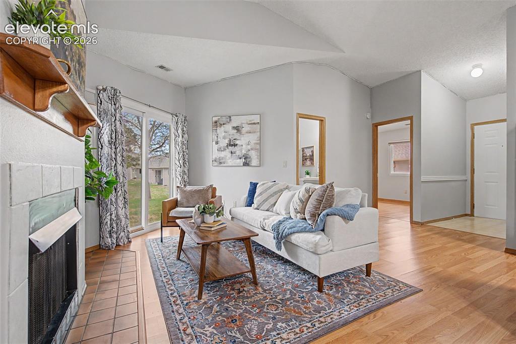Image 4 of 25: Living Room