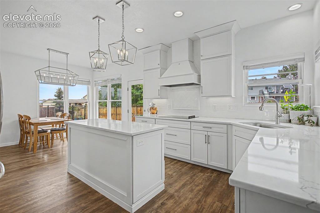 Image 12 of 45: Kitchen