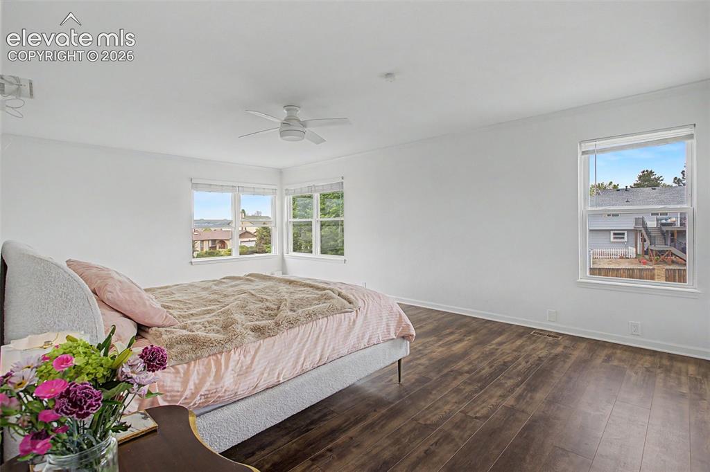 Image 18 of 45: Bedroom