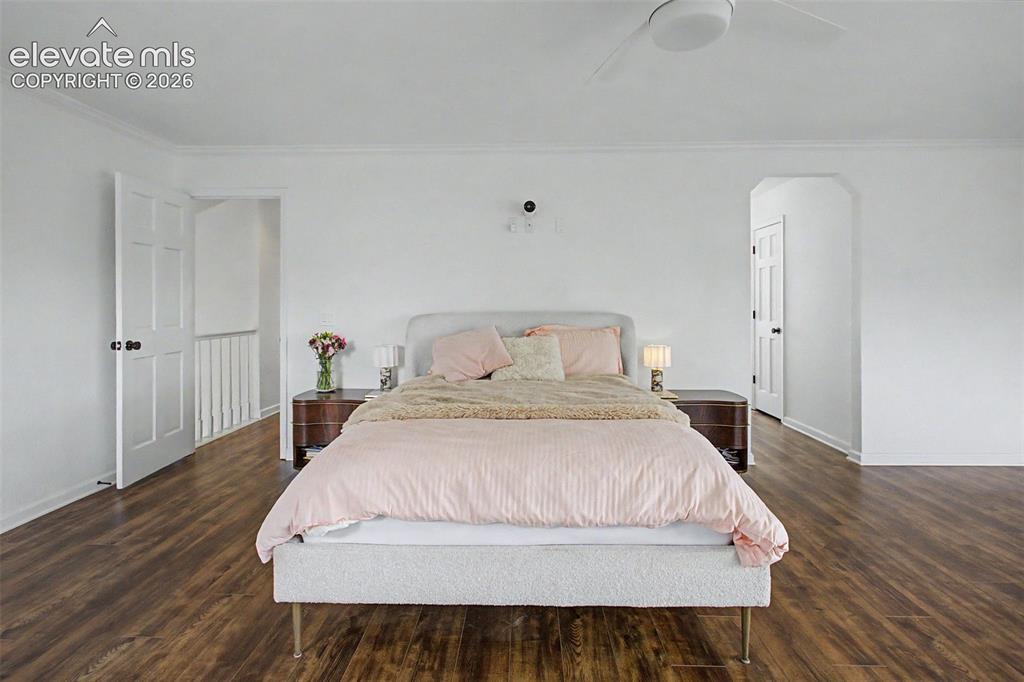 Image 19 of 45: Bedroom