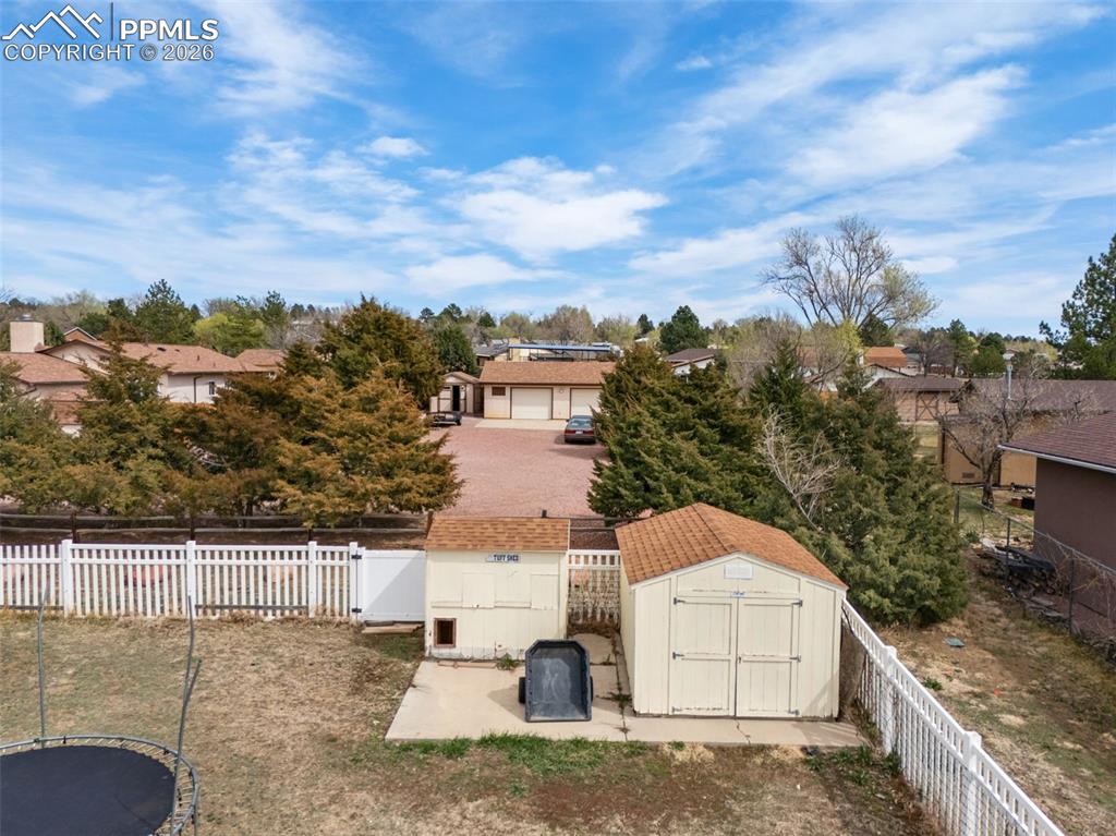 Image 10 of 50: Yard