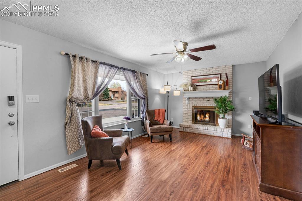 Image 14 of 50: Living Room