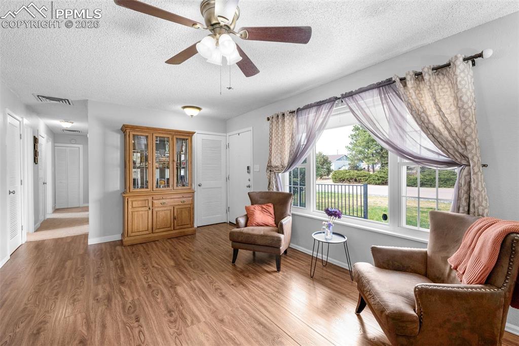 Image 16 of 50: Sitting Room