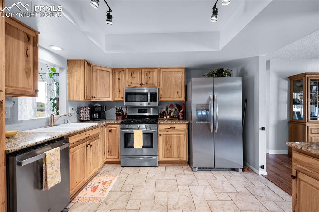 Image 18 of 50: All appliances stay