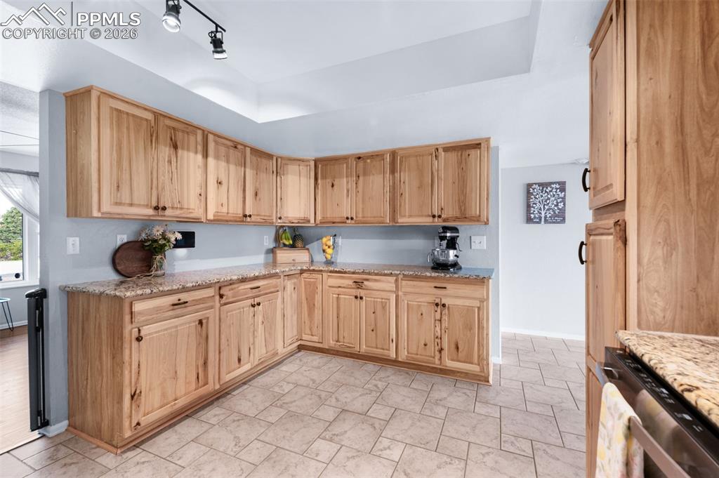 Image 19 of 50: Granite countertops