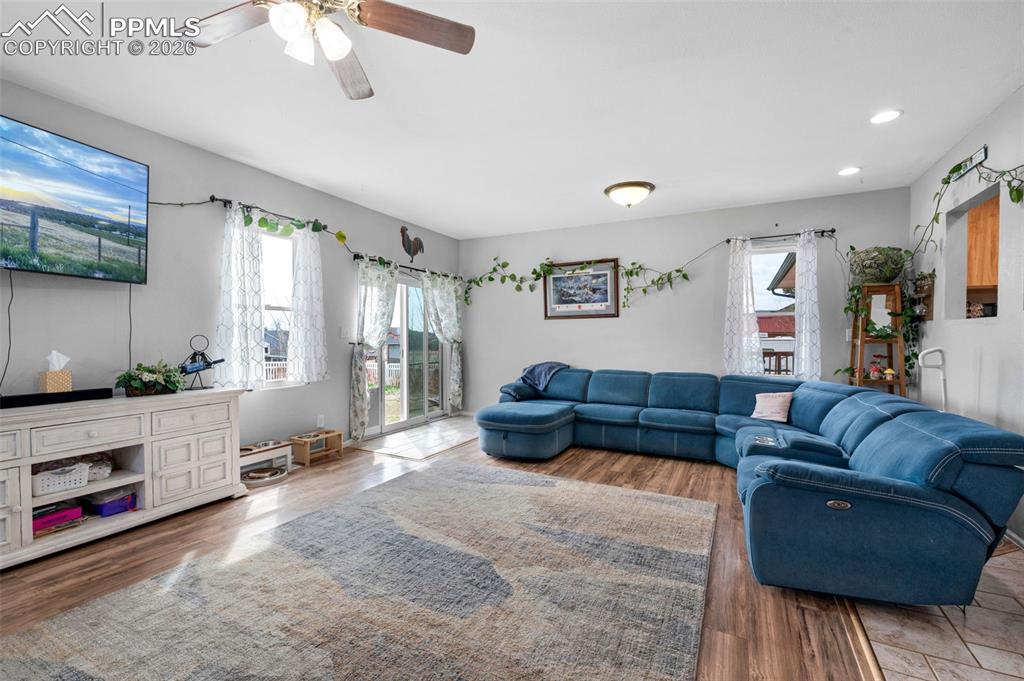 Image 20 of 50: Large family room walks out to large composite deck