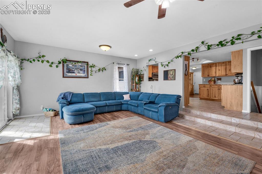 Image 21 of 50: Living Room