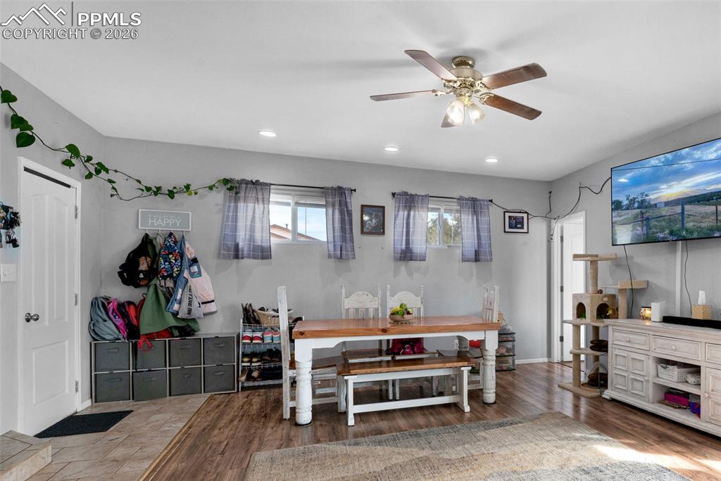 Image 23 of 50: Dining Area