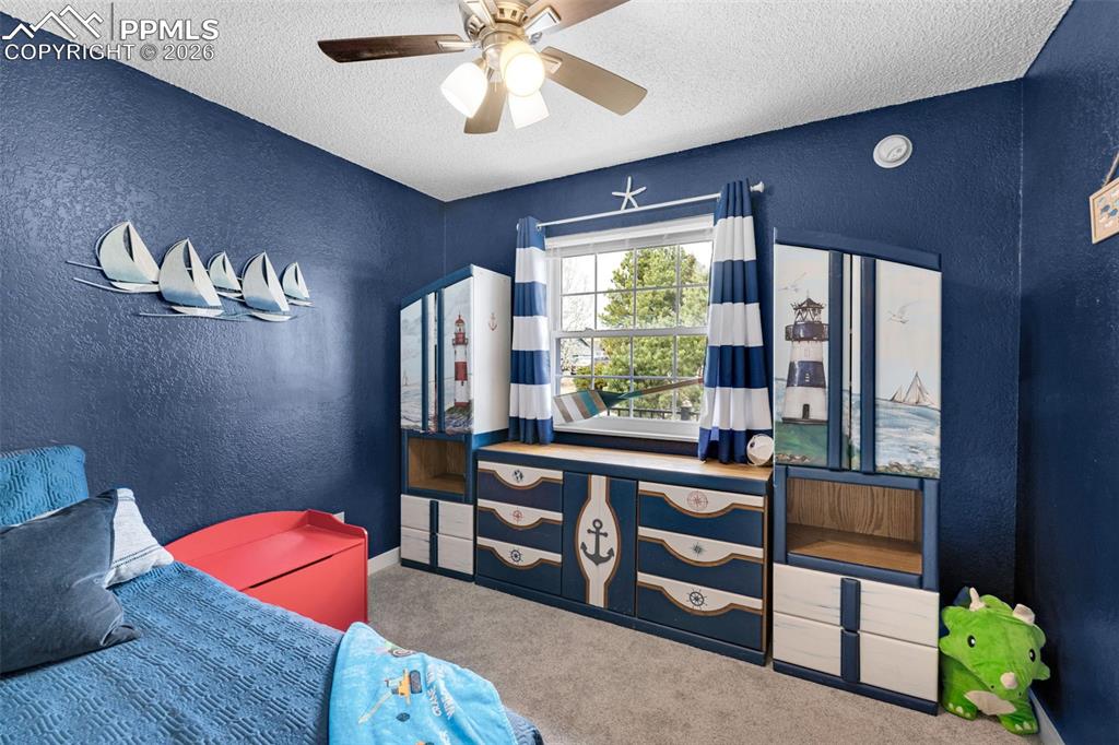 Image 33 of 50: Bedroom