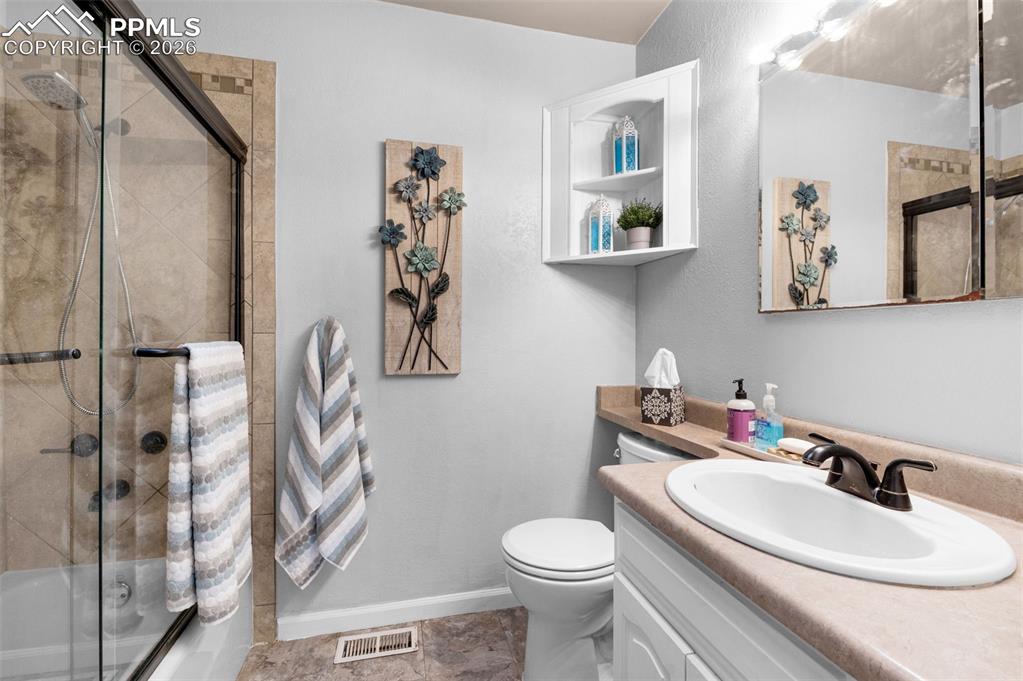 Image 35 of 50: Bathroom