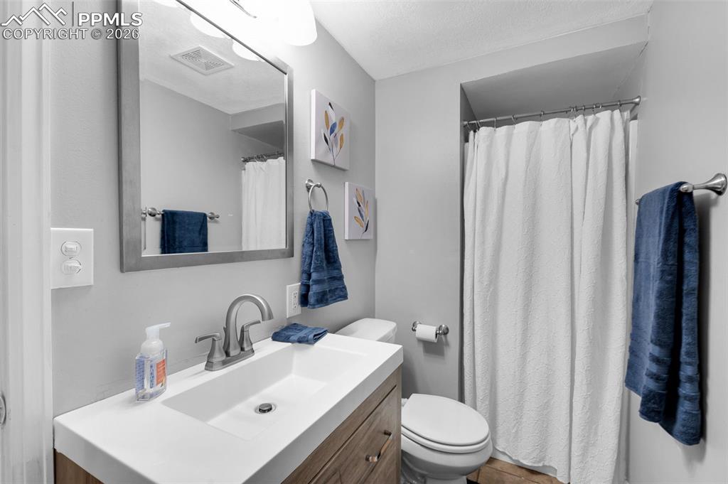 Image 41 of 50: Bathroom