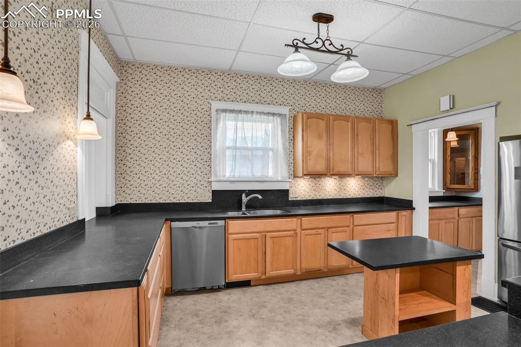 Image 13 of 46: Kitchen