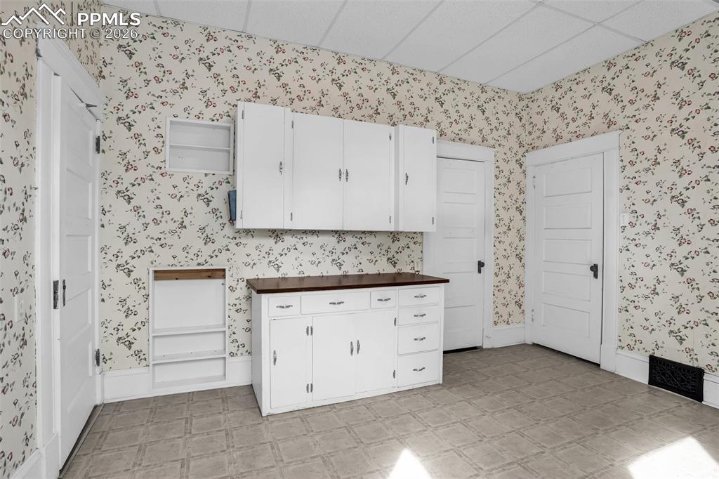 Image 17 of 46: Kitchen