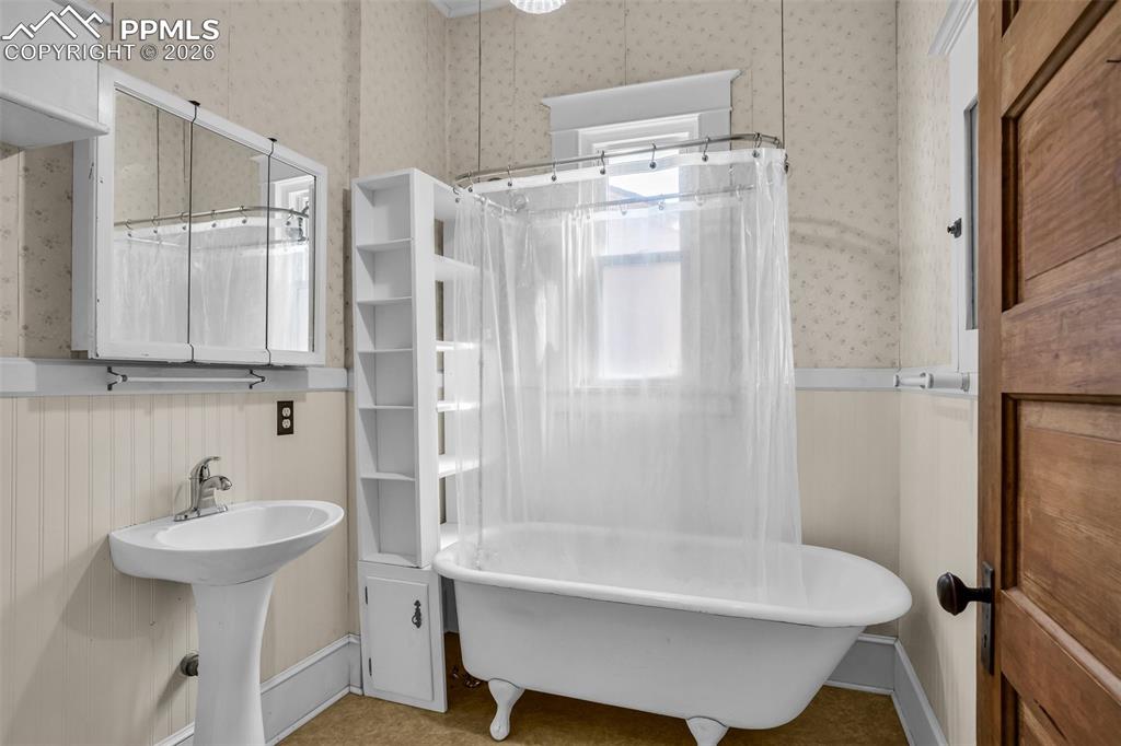 Image 19 of 46: Bathroom