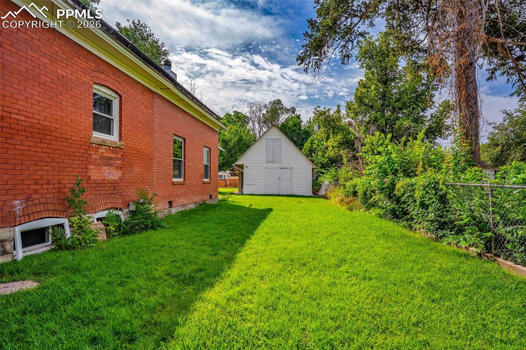 Image 34 of 46: Yard