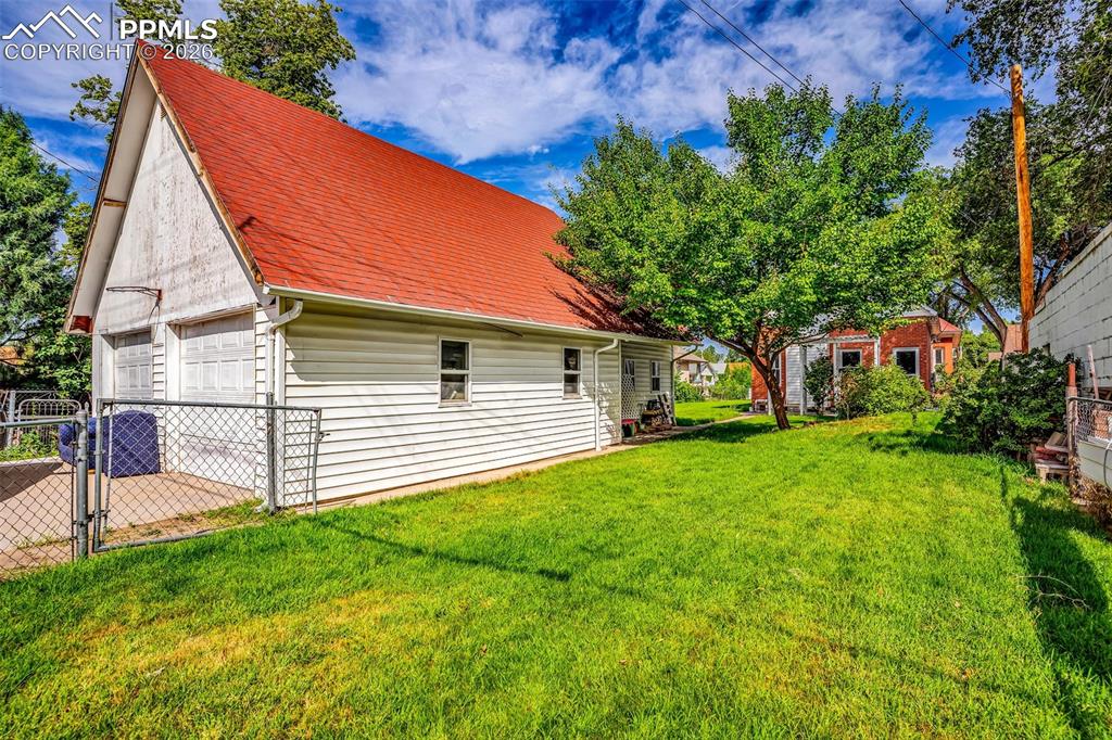 Image 37 of 46: Yard