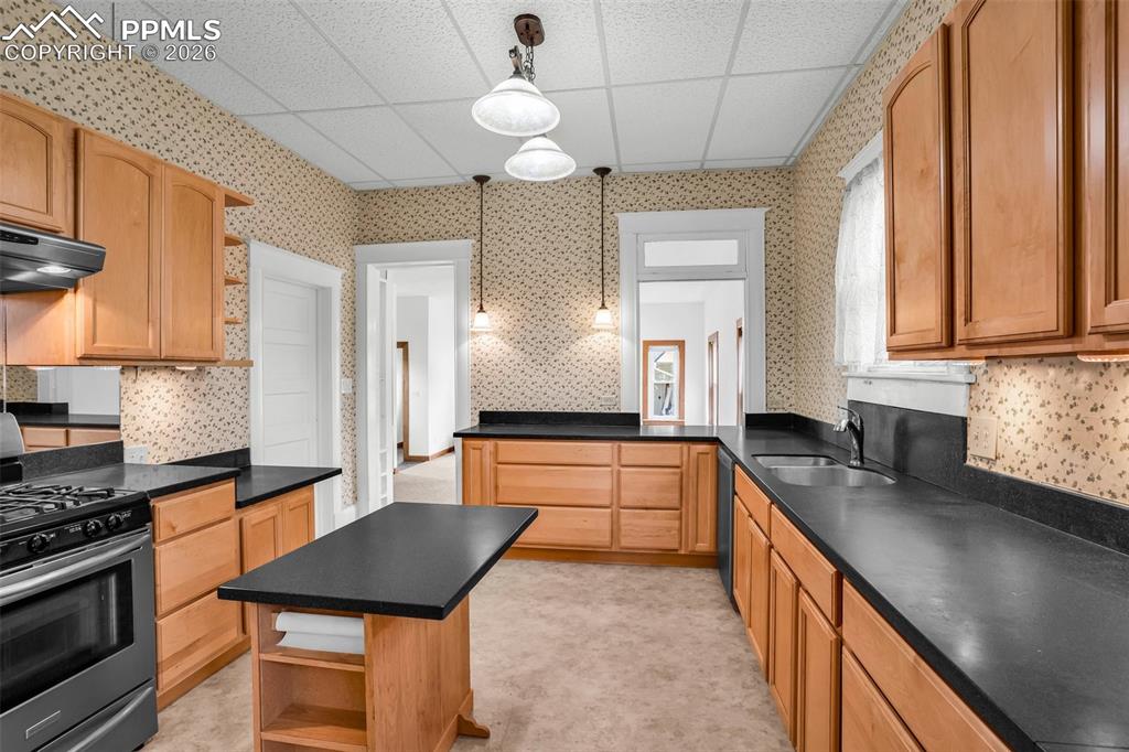 Image 9 of 46: Kitchen