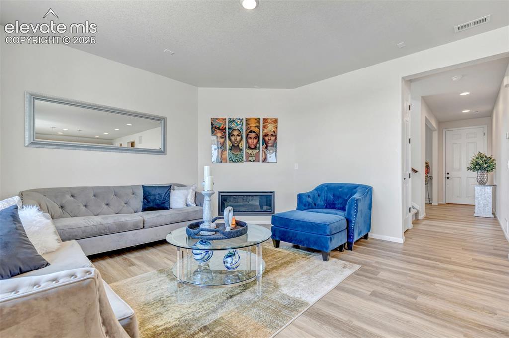 Image 19 of 35: Living Room