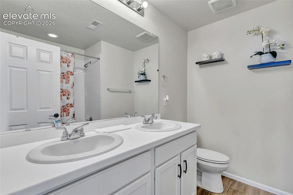 Image 34 of 35: Bathroom