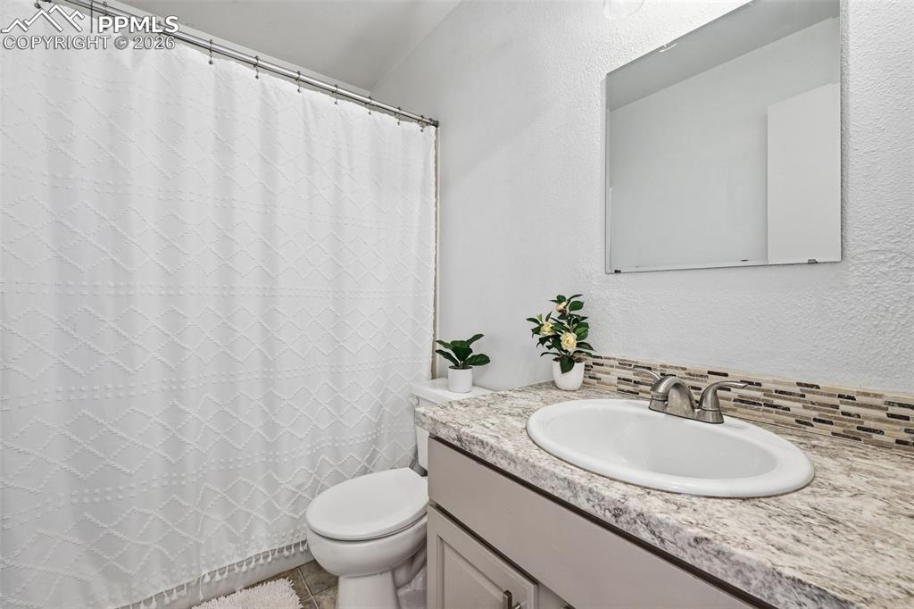 Image 16 of 36: Bathroom