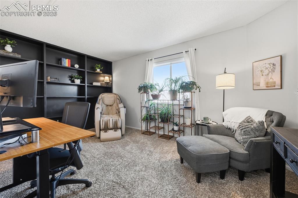 Image 19 of 36: Office