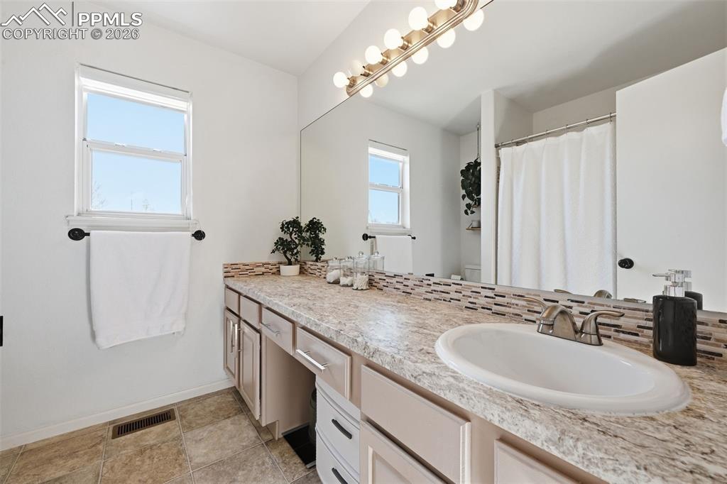 Image 20 of 36: Bathroom