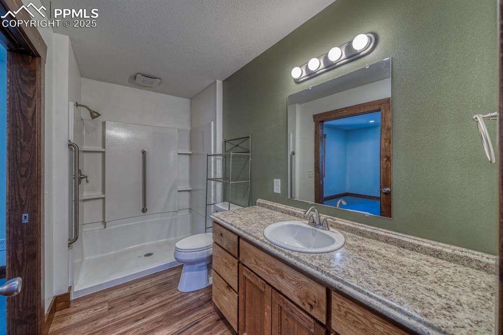 Image 15 of 30: Bathroom