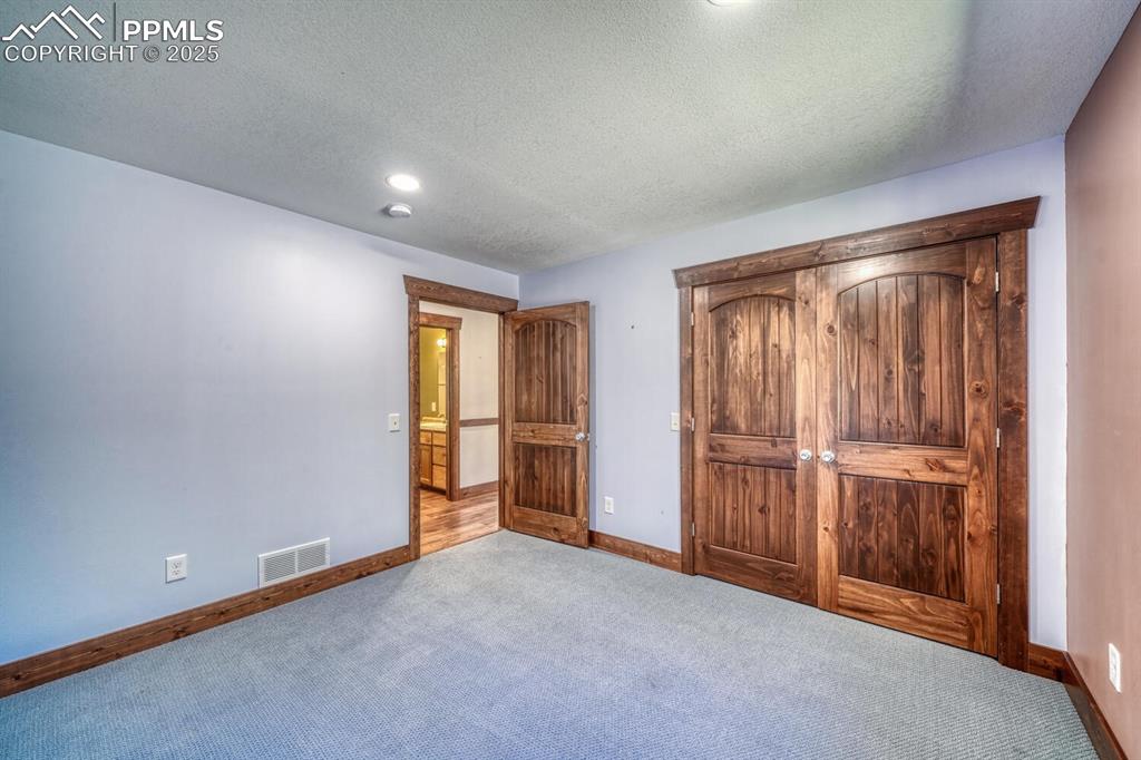 Image 18 of 30: Bedroom