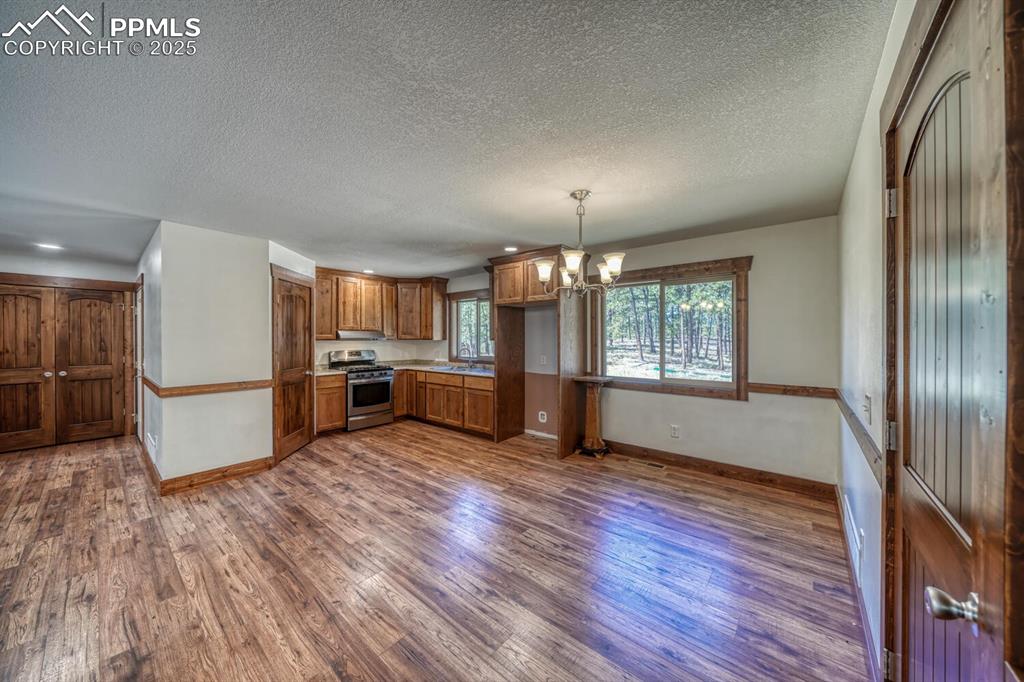 Image 5 of 30: Kitchen