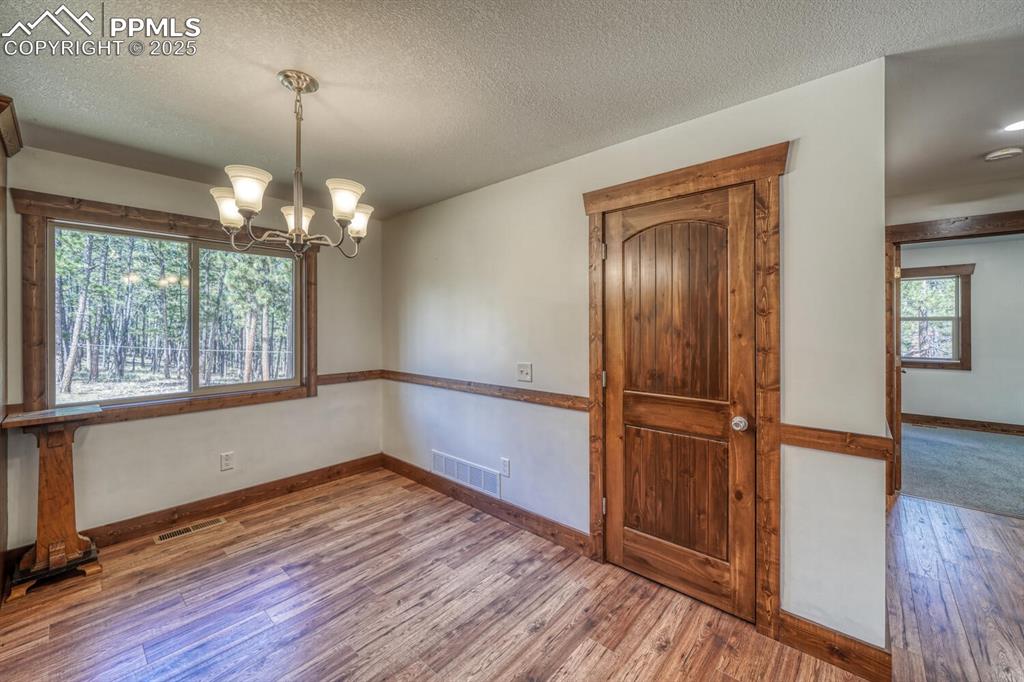 Image 6 of 30: Dining Area