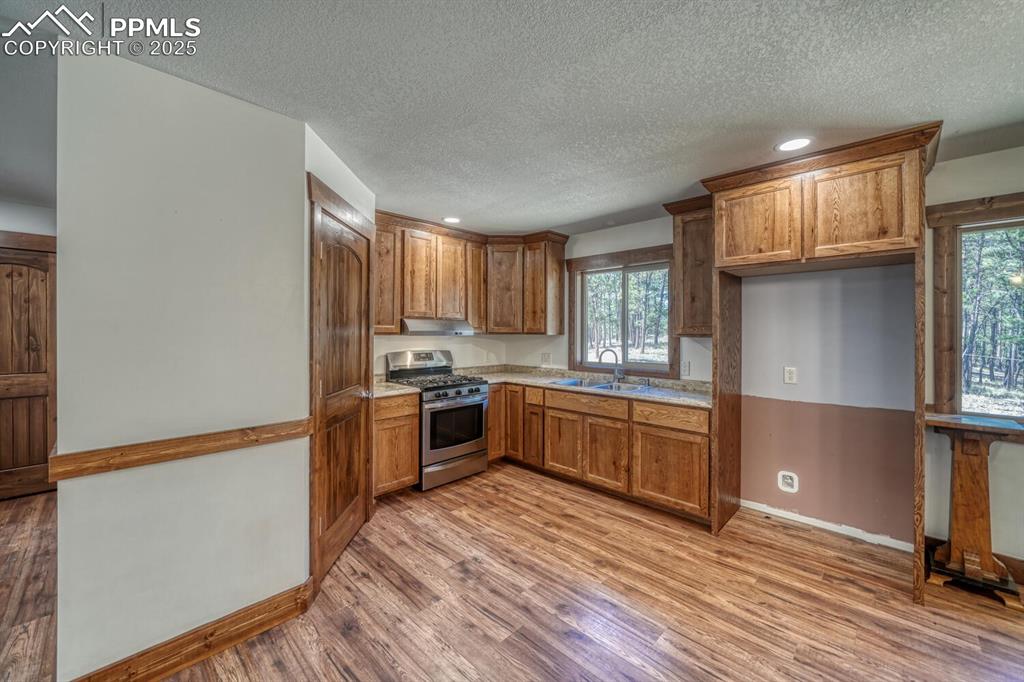 Image 7 of 30: Kitchen