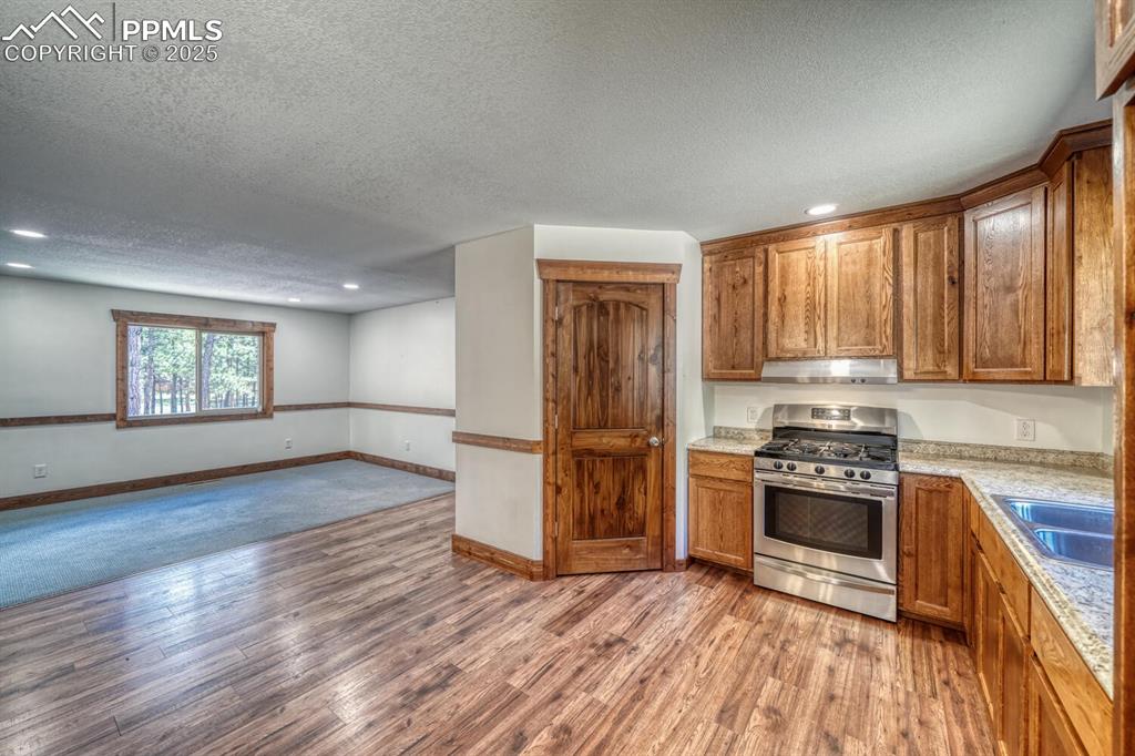 Image 8 of 30: Kitchen