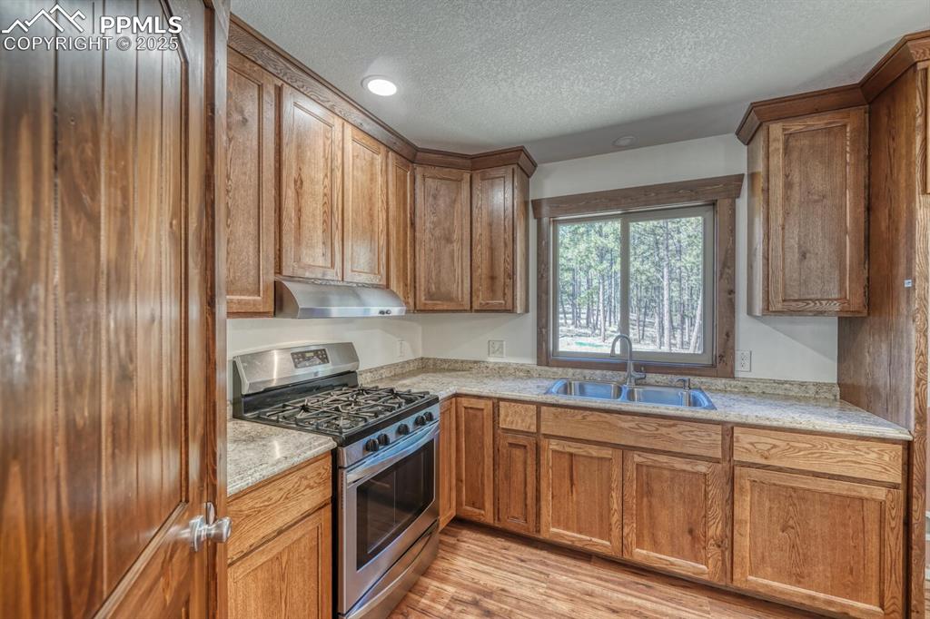 Image 9 of 30: Kitchen