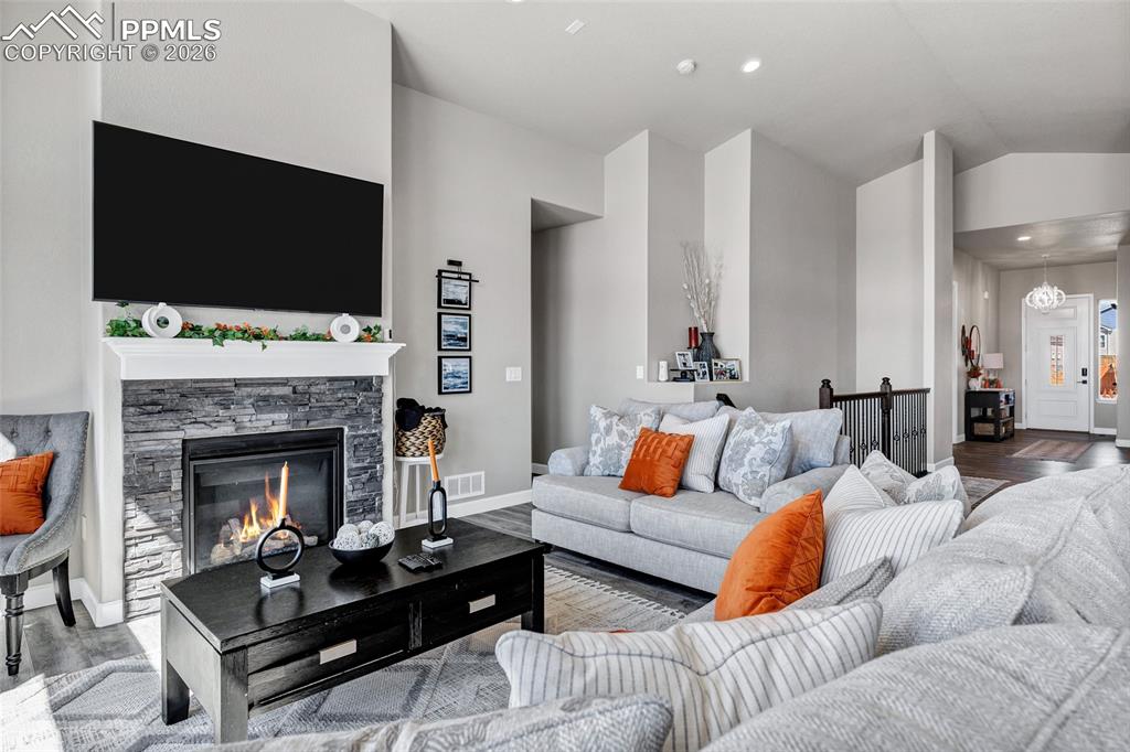 Image 17 of 45: Living Room