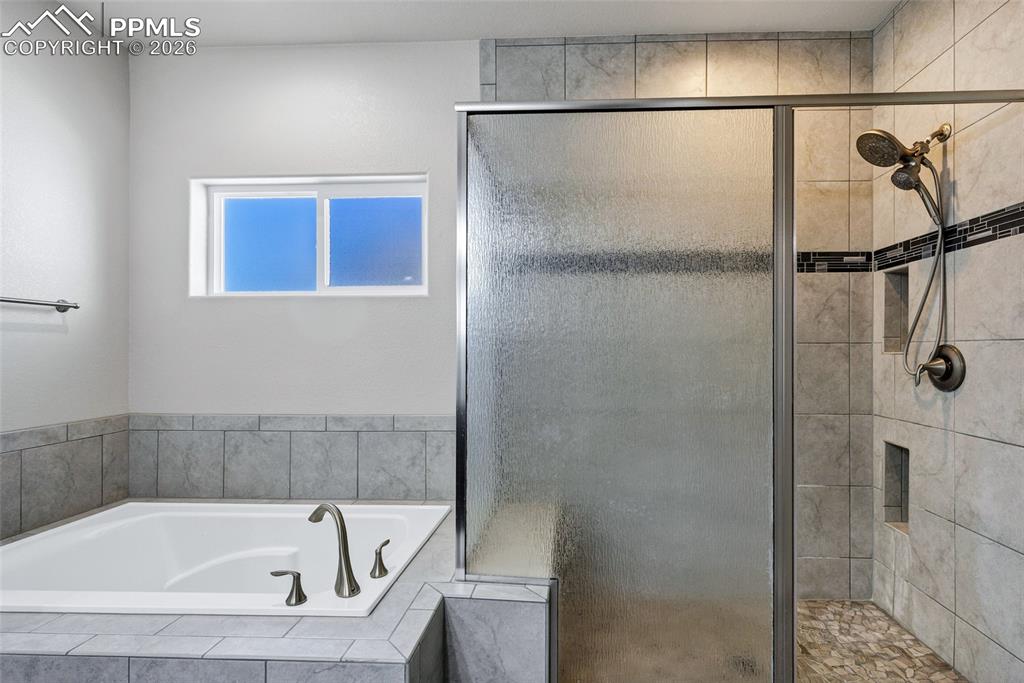 Image 21 of 45: Bathroom