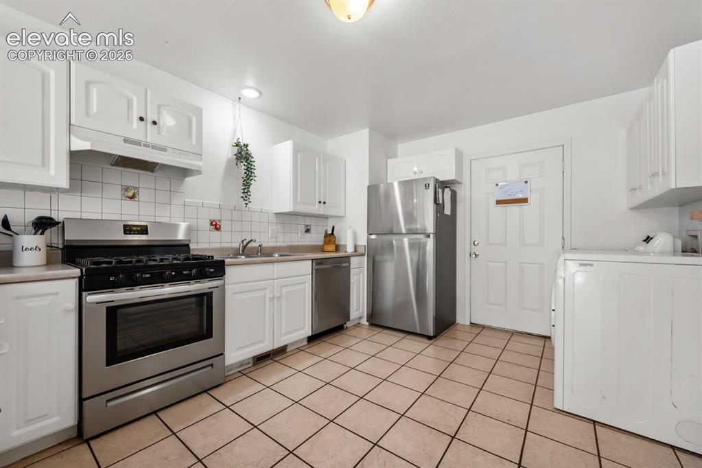 Image 15 of 25: Kitchen