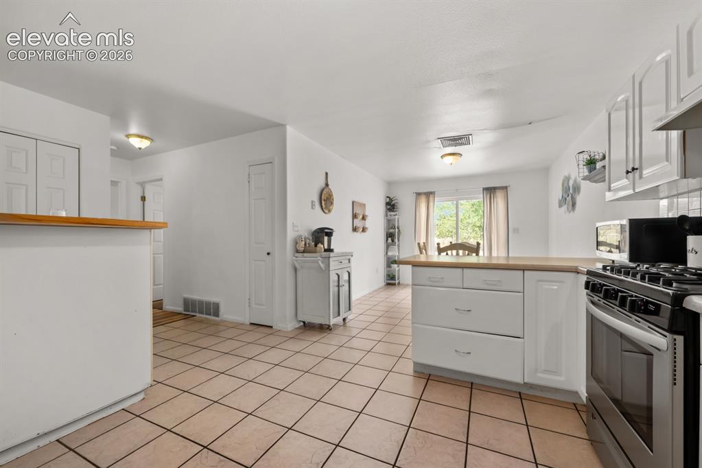 Image 16 of 25: Kitchen