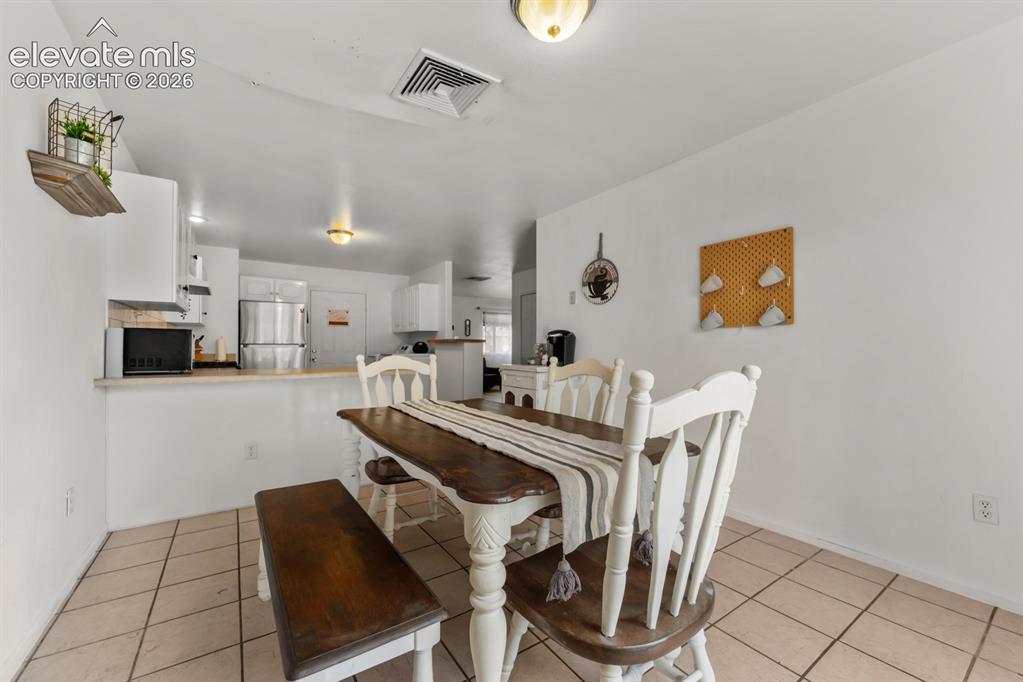 Image 17 of 25: Dining Area
