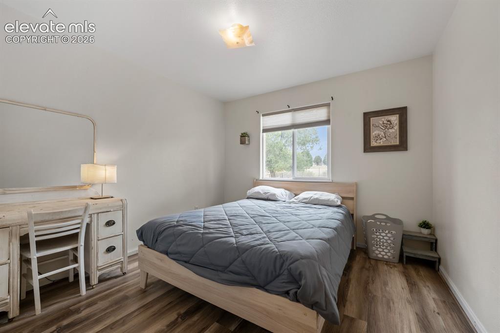 Image 18 of 25: Bedroom