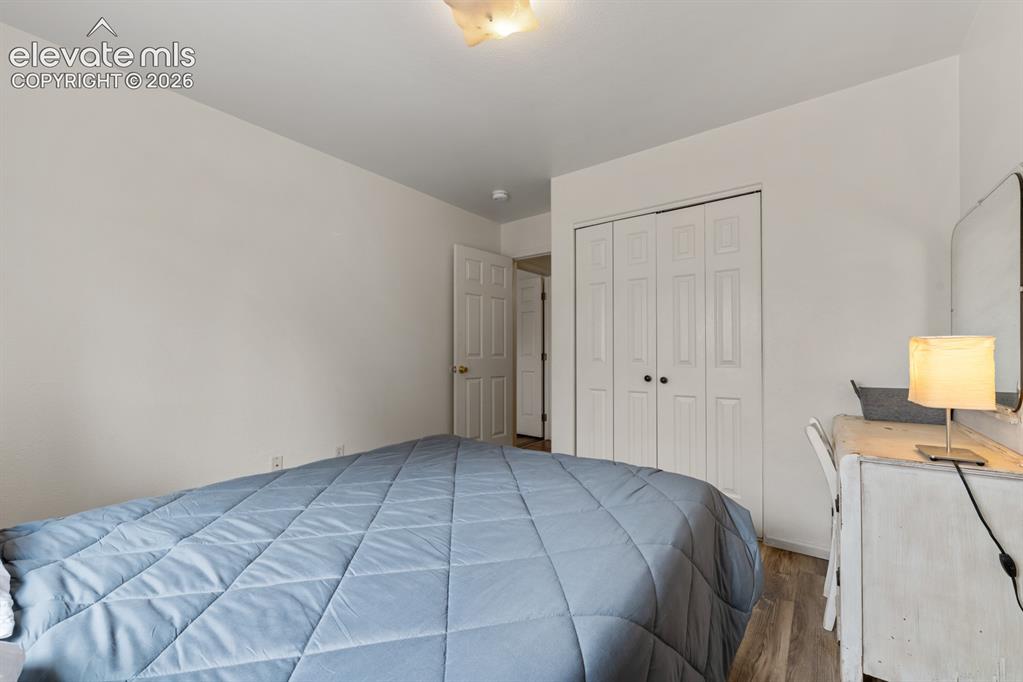 Image 19 of 25: Bedroom