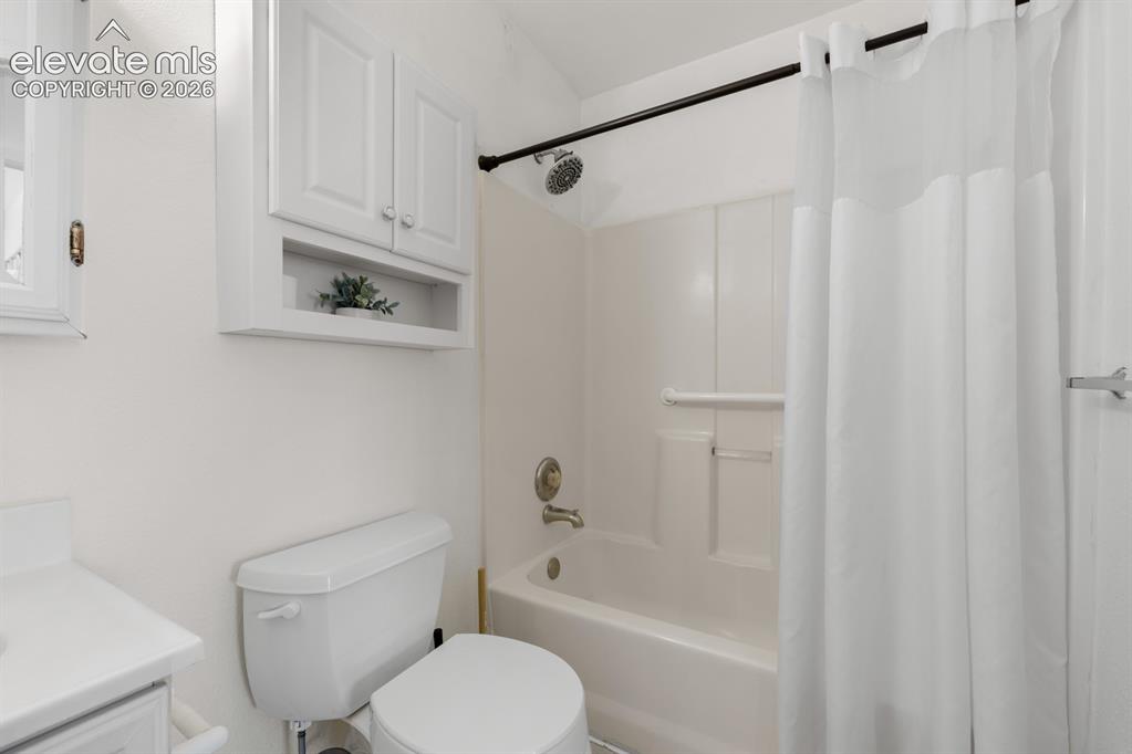 Image 22 of 25: Bathroom