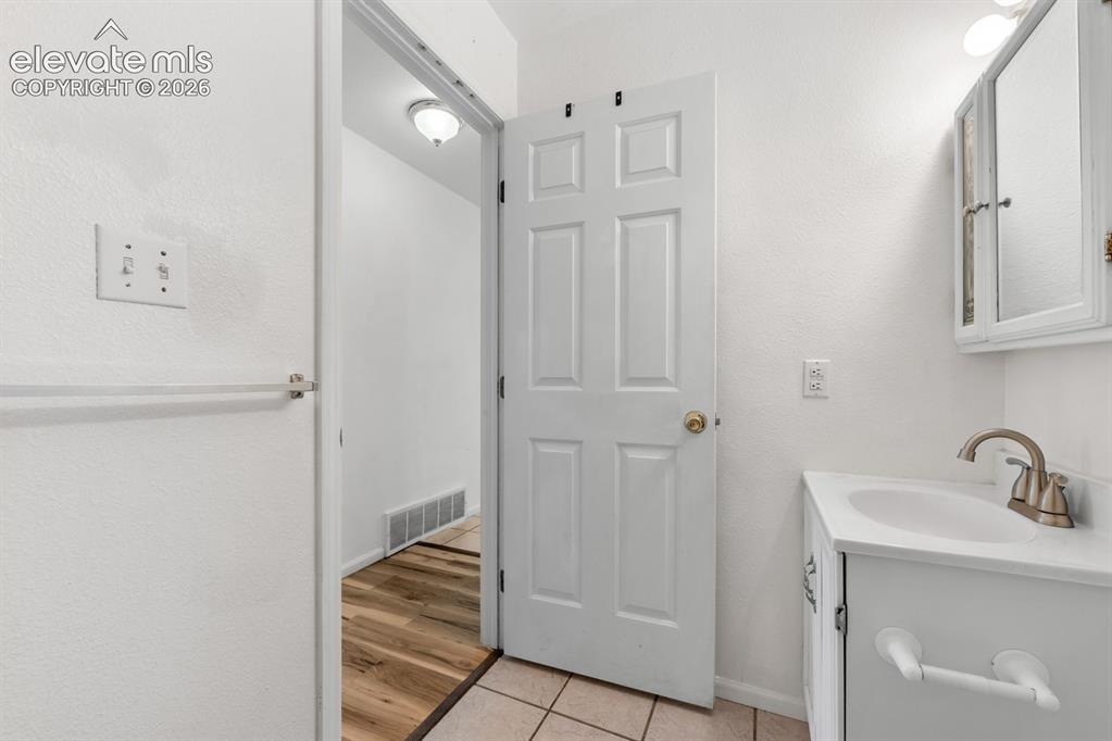 Image 23 of 25: Bathroom