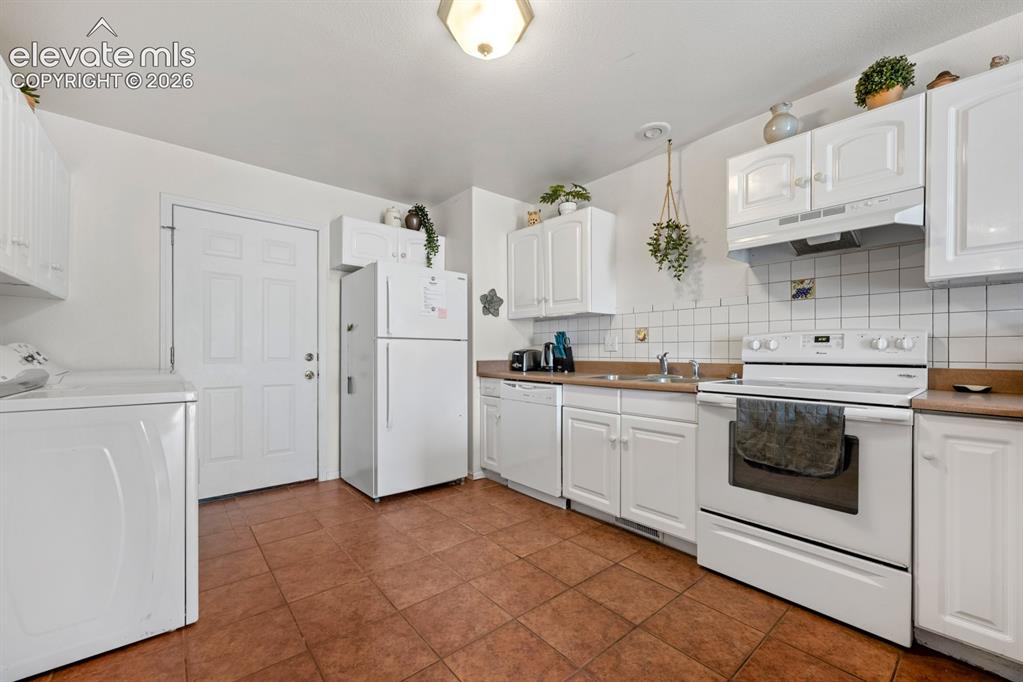 Image 4 of 25: Kitchen