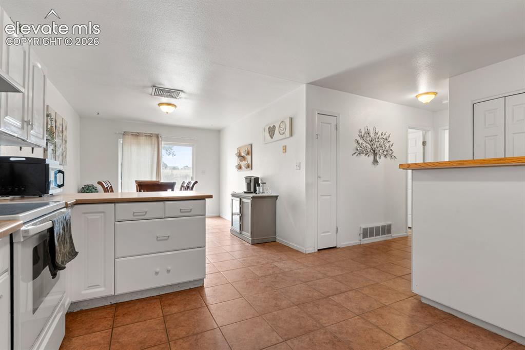 Image 6 of 25: Kitchen