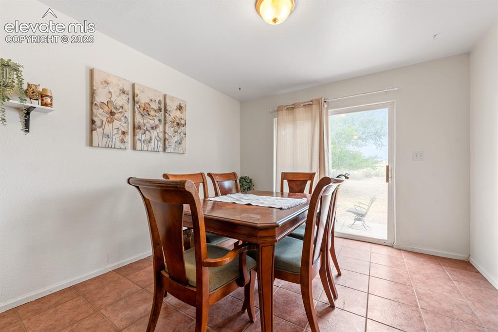 Image 7 of 25: Dining Area