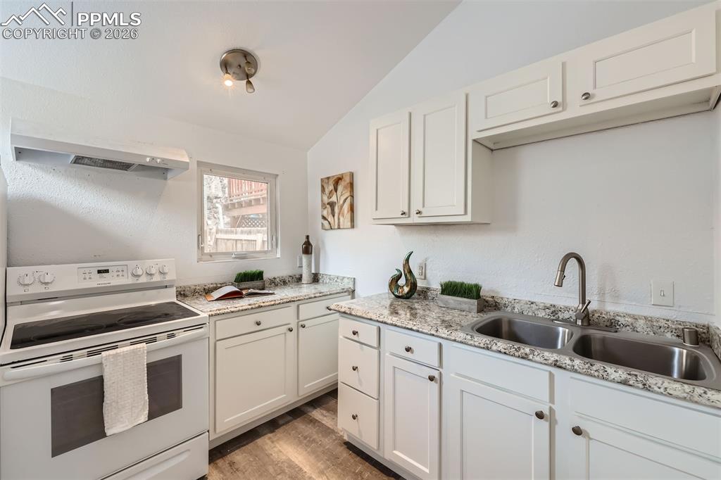 Image 11 of 26: Kitchen