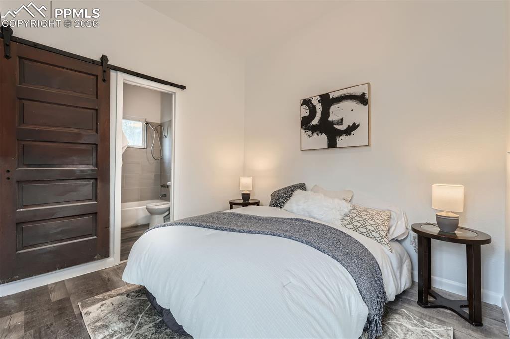 Image 18 of 26: Bedroom