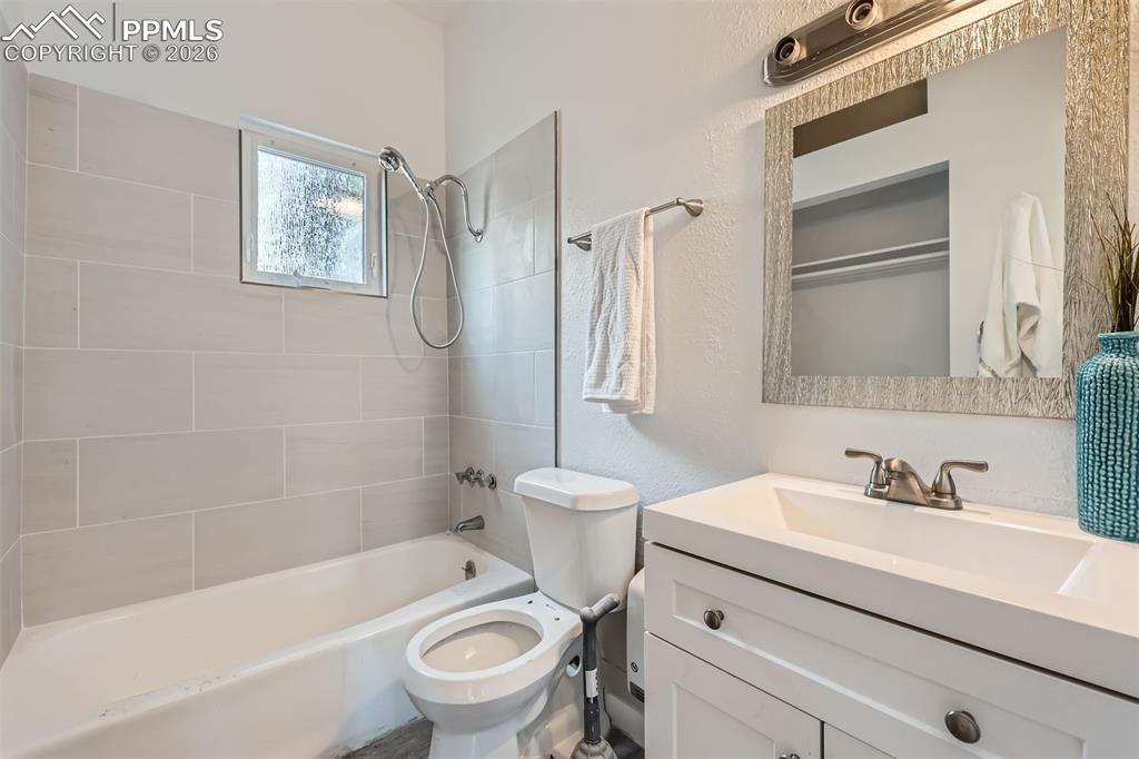 Image 19 of 26: Bathroom